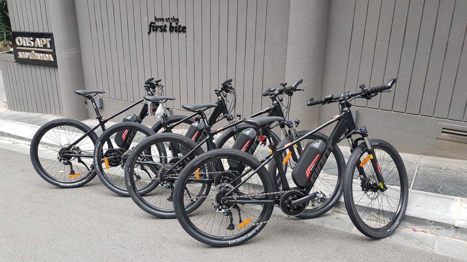 E-Bike Cycling Tour: Hanoi - Ba Be - Ha Giang 7 Days